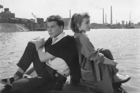 Ingrid Resch und Thomas Braut in Bernhard Wickis „Warum sind sie gegen uns?“ von 1958.