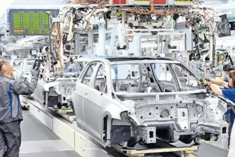 Das wird einmal ein VW Golf: Rohkarossen im Werk Wolfsburg.