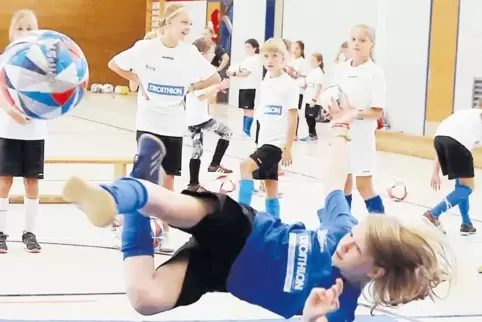 Auch am Seitfallrückzieher probierten sich die Mädchen im TuS-Feriencamp.