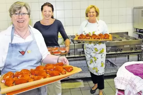 Haben mit Helfern das Essen zubereitet: (von links) Inge Klier, Brigitte Hördt und Marliese Klauß.