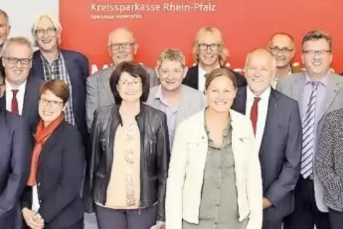Landrat Clemens Körner und Sparkassenvorstand Clemens G. Schnell mit Vertretern der Vereine und Initiativen, die die Kulturstift