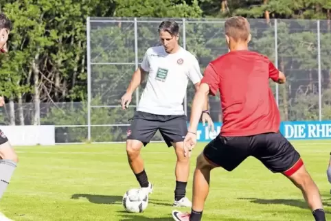 Er zeigt seinen Jungs noch immer, wie’s geht: der neue Lauterer U19-Trainer Alexander Bugera.