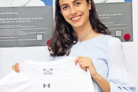 Das Sport-Shirt ihres Tennis-Teams hat Maria Guerra als Andenken aus den USA mitgebracht.