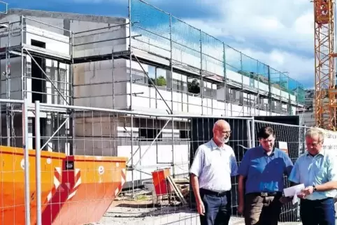 Architekt Reiner Bosle, Vorsitzender Berthold Martin und Geschäftsführer Rolf Roschy (von rechts) sind zufrieden mit dem Fortgan