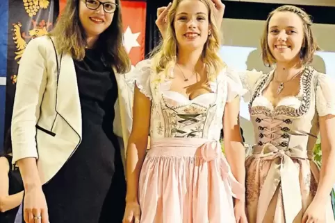 Lena Franz ist die neue Weinprinzessin (Mitte). Sie hat Alisa Weber (rechts) abgelöst (links Katharina Weißbrodt).