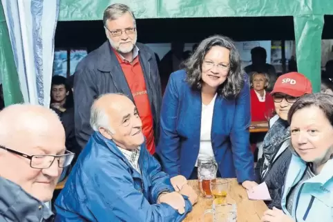 Trotz Dauerregens waren viele gekommen, um Andrea Nahles und Gustav Herzog auf dem Marktplatz in Rockenhausen zu sehen und zu hö