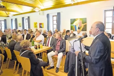 Bürgermeister Dieter Hirsch durfte sich bei seiner Rede zum 675-jährigen Bestehen Schwedelbachs über ein volles Bürgerhaus freue