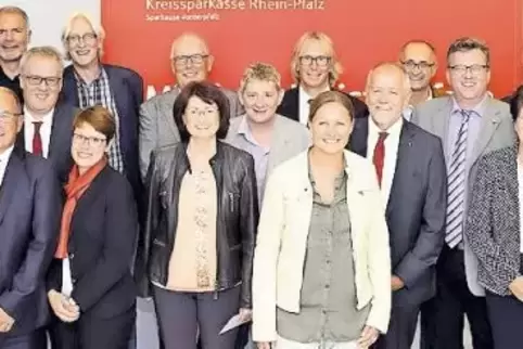 Landrat Clemens Körner und Sparkassenvorstand Clemens G. Schnell mit Vertretern der Vereine und Initiativen, die die Kulturstift