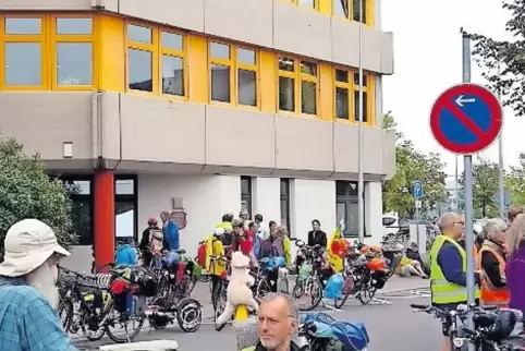 Gewimmel vor dem Rathaus: die Teilnehmer der Tour bei ihrer Zwischenstation.