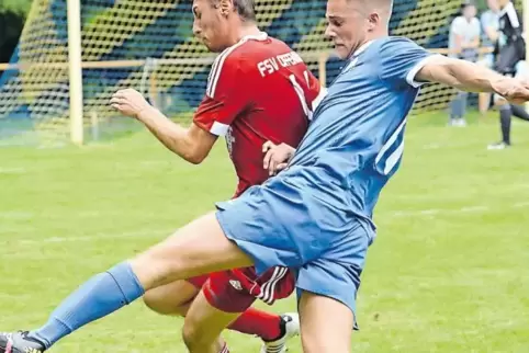 Der Geinsheimer Neuling Steffen Wiegerling (vorne, hier gegen den Offenbacher Franz Iser) schoss das 1:0 für die Gastgeber.
