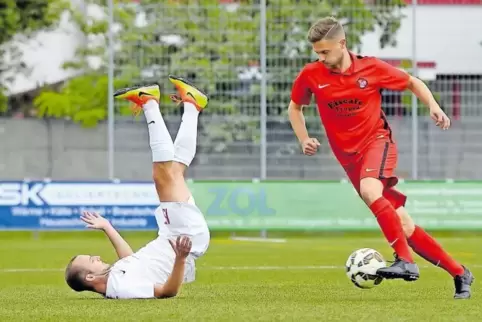 Den Jockgrimer Benjamin Hörner (links) lässt die akrobatische Einlage des Maxdorfers Frank Haas kalt. Er zieht mit dem Ball am F