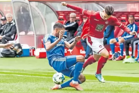Ball verloren: David Tomic vom 1. FC Kaiserslautern will an Salif Cisse vom FK Pirmasens vorbei, doch der Pirmasenser sichert si