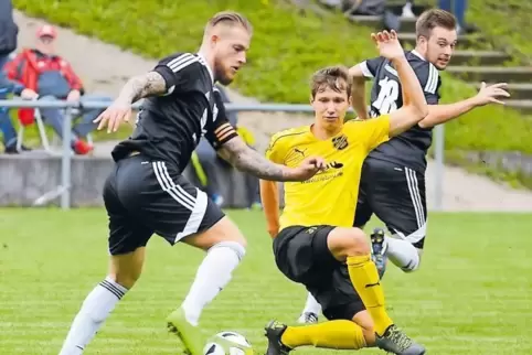 Schwer zu stoppen: Christian Kolender (links), Doppeltorschütze des VfR Kaiserslautern, wird von Lukas Hell vom SC Weselberg att