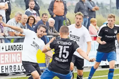 Der VfB Reichenbach im Angriff: Julian Wahl (links) versucht es gegen Florian Grünfelder vom FC Fehrbach. Dahinter links der Rei