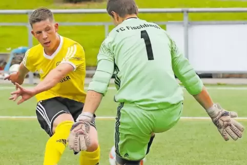Chance vereitelt: Torhüter Patrick Arenth vom FC Fischbach stellt sich Dennis Bernhardt vom SV Ixheim in den Weg.