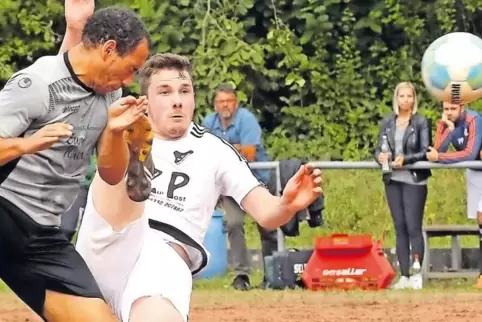 Unruheherd: Cedric Hamelin (rechts), der kurz zuvor das 2:1-Siegtor für den TuS Rimschweiler erzielt hat, setzt sich gegen Chris