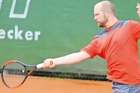 Titel verteidigt: Ex-Oberligaspieler Tom Weislogel setzt sich bei den Herren 30 durch.