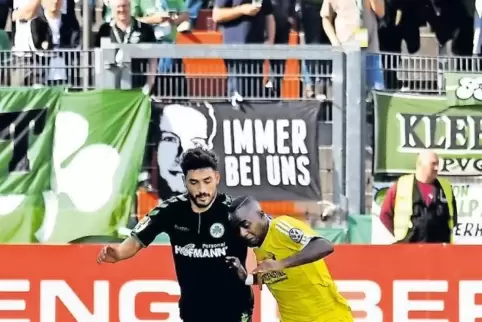 Abel Mehari Kiflom (rechts), im Juli nach zwei Jahren in der zweiten Mannschaft des FK Pirmasens zu Morlautern gewechselt, macht