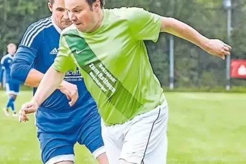 Laufduell: Dominic Heidrich (r.) von GW Hochspeyer gegen Matthias Render, TSG Trippstadt.