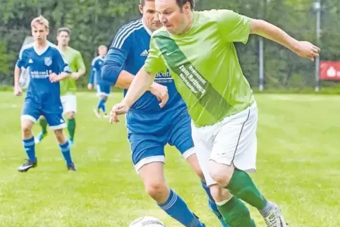 Laufduell: Dominic Heidrich (rechts) von GW Hochspeyer gegen Matthias Render, SG Trippstadt/Schmalenberg II.
