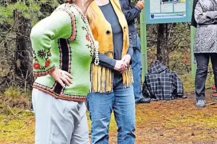 Ellen Caprera (links) und Vera Ulrich geben im Look der Siebziger einen Einblick in den Alltag, als die &Ouml;lkrise das Land lahm le