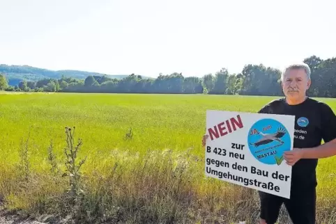 Sagen nein zur geplanten Umgehungsstraße und erheben Vorwürfe gegen Umweltminister Reinhold Jost: Hardy Welker von der Bürgerini