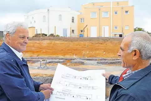 Es ist noch viel zu tun: Rolf Kirsch (links) und Salih Yavas vor dem Grundstück mit dem Bauplan.