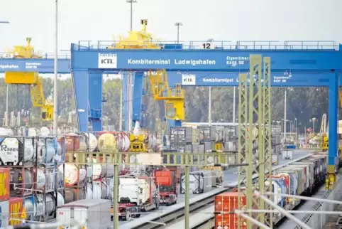 Das Kombi-Terminal auf dem BASF-Gelände wird auch von zahlreichen anderen Verladern genutzt. Von hier aus fahren viele Züge beis
