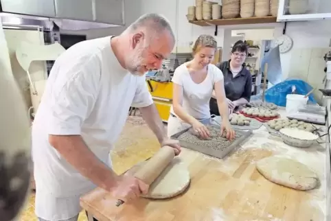 Das Ende einer Nachtschicht: Bäckerei-Inhaberin Christa Neu (rechts) mit ihren Mitarbeitern Manuel Nufer und Jacqueline Walther 
