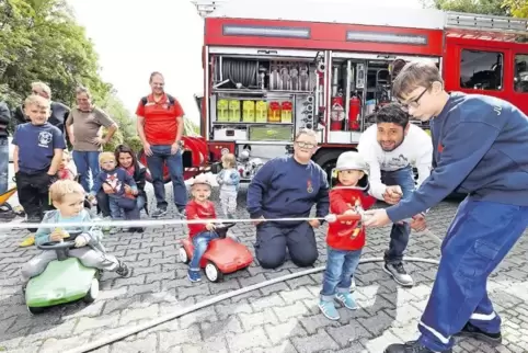 Löscht wie ein richtiger Feuerwehrmann: Emilio, der beim Tag der Feuerwehr vor der Sommerfesthalle in Waldsee den Schlauch hält.