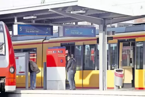 Wer mit dem Zug von Mannheim über Germersheim nach Karlsruhe fährt, muss in Germersheim von der roten in die gelbe S-Bahn umstei