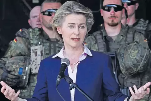 ... und ganz Oberbefehlshaberin: Ursula von der Leyen.