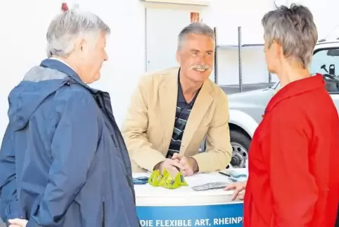 Den Menschen zugewandt: Elmar Hoffmann im Leser-Gespräch bei der „Redaktion vor Ort“ in Lambrecht.