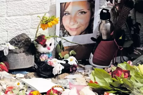Blumen und ein Foto erinnern an die getötete Heather Heyer.