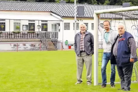 Arbeiten für die Kerwe in Erlenbach gut zusammen: Ortsvorsteher Fritz Henrich (von links), Vereinschef Dirk Zepp und Sportheim-P