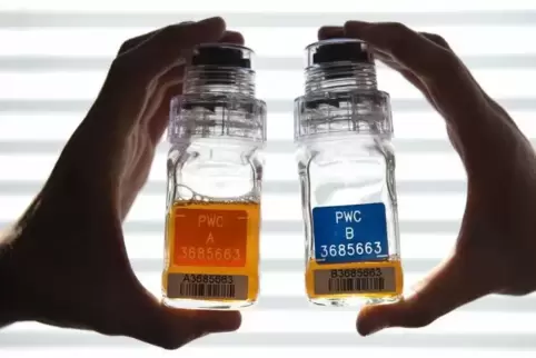 Zwei Glasflaschen mit Urin für die A und die B Probe bei einer Doping-Kontrolle. Foto: dpa 