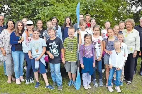 Abschiedsbild mit Paddel: Die kleinen Weißrussen sind schon wieder auf dem Heimweg.