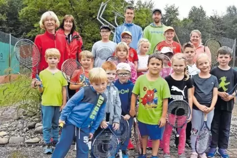 Gruppenbild mit Schlägern: die Teilnehmer des Tenniscamps.