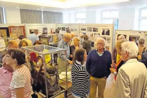 Geschichtsinteressiert: Viele Besucher kamen am Sonntag ins Zentrum Alte Schule, um die beiden neuen Ausstellungen zu begutachte