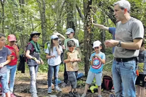 Kinder an der frische Luft: die Scouts Fußgönheim um ihren Gruppenleiter Wolfram Kerner (rechts).