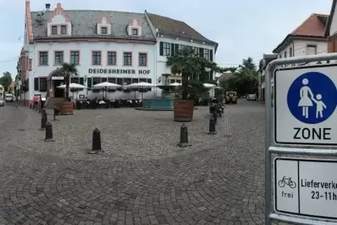 Schilder allein haben nicht gereicht, um die Durchfahrt von der Wein- zur Bahnhofstraße über den Deidesheimer Marktplatz zu unte