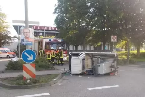 Das Fahrzeug war nach dem Unfall auf die Seite gekippt.  Foto: FREI /Polizei 