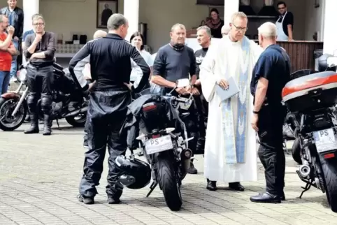 Pfarrer Volker Sehy, Leiter von Maria Rosenberg, segnet bei der Biker-Wallfahrt die Motorräder und, wenn gewünscht, auch die Fah