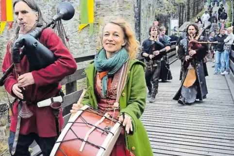 Haben beim Mittelaltermarkt für den guten Ton gesorgt: Spielleute haben mit ihren historischen Instrumenten die Besucher unterha