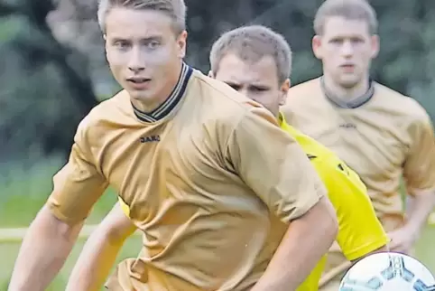 Der SSV Dreisen – unser Bild zeigt den Dreiser Andreas Pohlmann im Duell mit dem SV Dielkirchen – belegt mit einem Sieg und eine