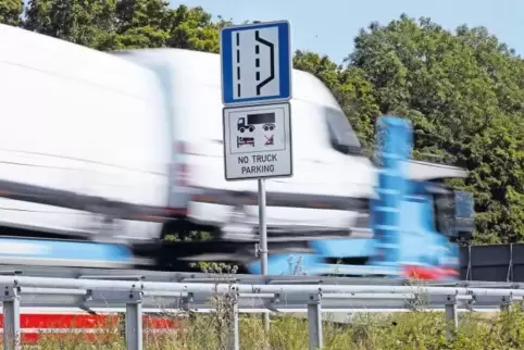 30 Schilder hat der Landesbetrieb an den Nothaltebuchten entlang der A 65 zwischen Wörth und Edenkoben aufgestellt – wie hier be