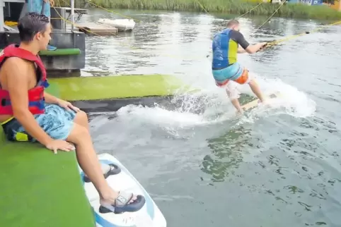 Start mit Wakeboard und Welle. Wer den Dreh ’raus hat, wechselt auf die große Bahn des Sees.