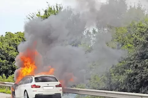 Abgestellt und sofort Feuer gefangen: der BMW am Dienstag auf der A 61.