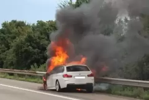 Abgestellt und sofort Feuer gefangen: der weiße BMW eines Mannes aus dem Kreis Heilbronn am Dienstagnachmittag auf der A 61. Fot