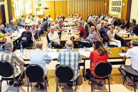 Gut gefüllt: Versammlungsraum in der Alten Turnhalle. Oben von links: LSV-Vize Stefan Eckl, Jutta Steinruck (SPD), LSV-Chef Winf